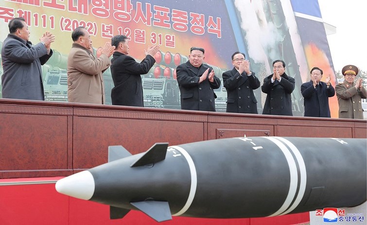 كيم جونغ أون خلال مشاركته في احتفال تضمن استعراضا لمنصات إطلاق الصواريخ مع بداية العام الجديد (رويترز)