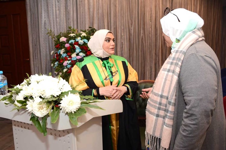 ليلى الراشد مع الزميلة هناء السيد