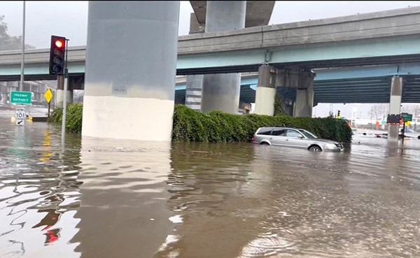 سيارة عطلتها مياه الفيضانات في سان فرانسيسكو	 (رويترز)