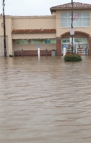جانب من الفيضانات في سان كاروس بولاية كاليفورنيا(رويترز)