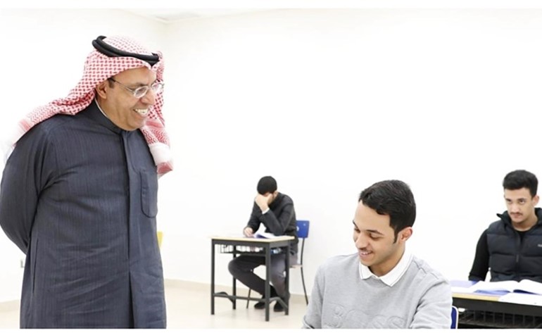 د.حمد العدواني في حديث باسم مع أحد الطلبة