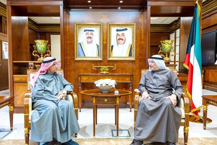 وزير الخارجية الشيخ سالم العبدالله خلال اللقاء مع عبدالله دشتي