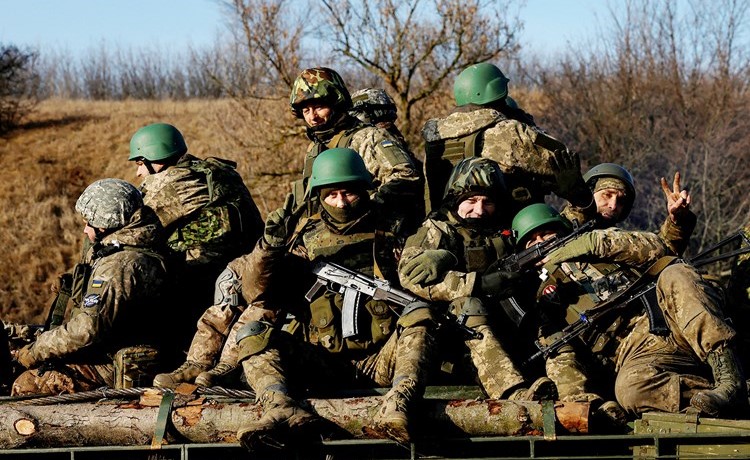 جنود من كتيبة كارباثيان سيش الدولية أثناء إجراء مناورات بالقرب من خط المواجهة 	(رويترز)