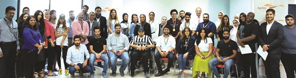 لقطة جماعية لموظفي أجيليتي مع فريق منظمة إنجاز