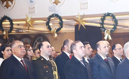 السفير المصري أسامة شلتوت والعميد أ.ح. محمد رجب والسفيرة هبة زكي ونائب السفير نادين مراد والمستشار محمد جعفر واللواء محمود المصري والقنصل محمد عرابي وعدد من أركان السفارة خلال القداس (ريليش كومار)