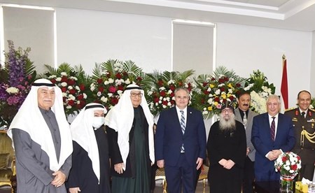 السفير أسامة شلتوت ود. طارق الشيخ والعميد أ. ح. محمد رجب والمستشار أحمد أبوالمجد والقس عمانويل غريب يهنئون القمص بيجول خلال استقبال الكنيسة المصرية أمس