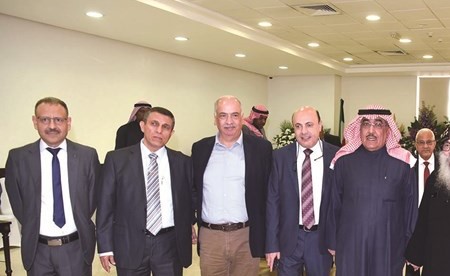 الزملاء نائب رئيس التحرير عدنان الراشد وأمير زكي وفاطمة العازمي وبديع بنوت لدى تهنئة القمص بيجول أمس