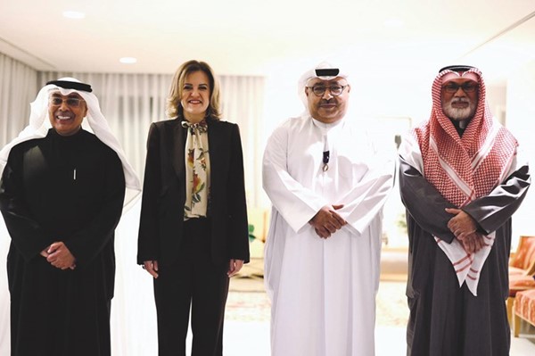 السفيرة الفرنسية كلير لوفليشر وفيصل المقصيد وأسامة السلطان ويوسف النجار خلال الحفل