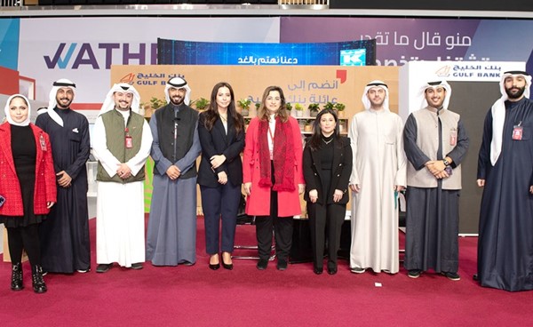 فريق الخليج في جناح البنك المشارك في المعرض