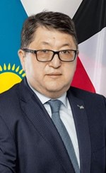 سفير كازاخستان عظمات بيرديباي