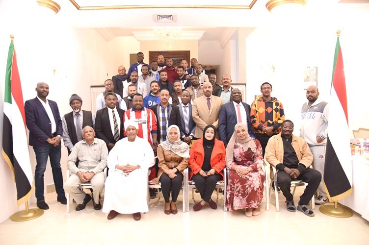السفير السوداني مع المشاركين في قرعة مباريات الدورة الرياضية لكرة القدم