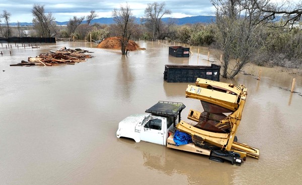 كاليفورنيا تنتظر «فيضانات كارثية» وعاصفة ثامنة