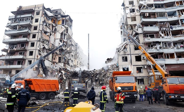 عمليات الإنقاذ مستمرة بحثا عن ناجين أو لانتشال جثث مبنى سكني دمره صاروخ روسي في دنيبرو(رويترز)