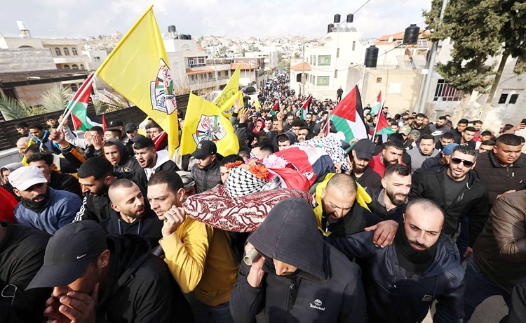 فلسطينيون يشيعون جثمان أحمد كحلة الذي قتل برصاص الاحتلال قرب رام الله بالضفة الغربية المحتلة (أ.ف.پ)