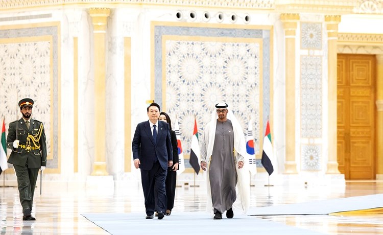 صاحب السمو الشيخ محمد بن زايد آل نهيان رئيس الإمارات مستقبلا رئيس كوريا الجنوبية يون سيوك يول في أبوظبي (وام)