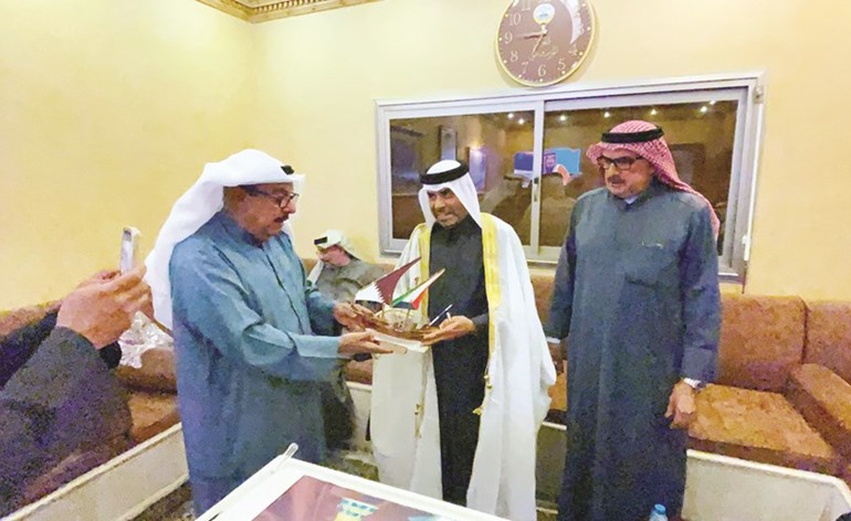أنور الرفاعي يقدم مجسم بوم هدية تذكارية للسفير القطري بحضور فواز المزروعي