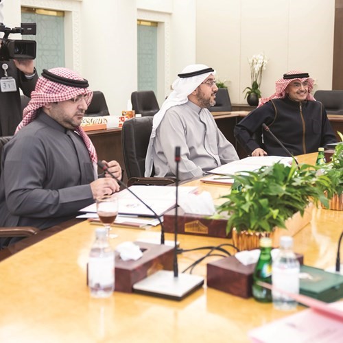 نائب الرئيس محمد المطير وأسامة الشاهين ود.عبدالكريم الكندري خلال الاجتماع