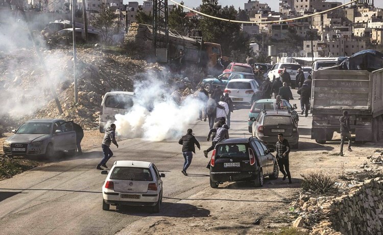 قوات الاحتلال تطلق الغاز المسيل للدموع لتفريق فلسطينيين في الخليل (أ.ف.پ)