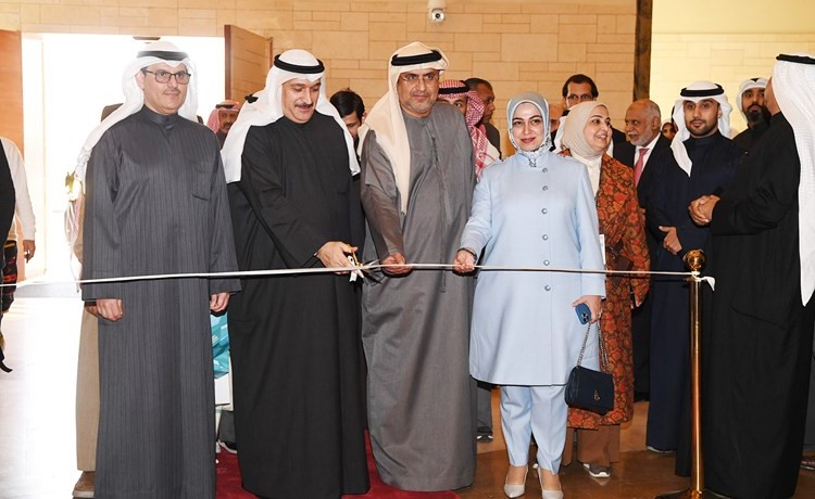 د.أحمد العوضي وسفيرا الإمارات وتركيا خلال قص شريط افتتاح المعرض المصاحب (قاسم باشا)