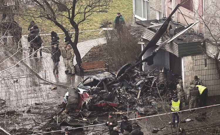 أفراد الطوارئ يعملون في موقع تحطم مروحية راح ضحيتها وزير الداخلية الأوكراني (رويترز)