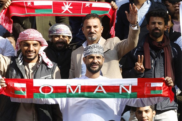 عدد من جماهير عمان التي استطاعت الدخول مبكراً لمعلب اللقاء