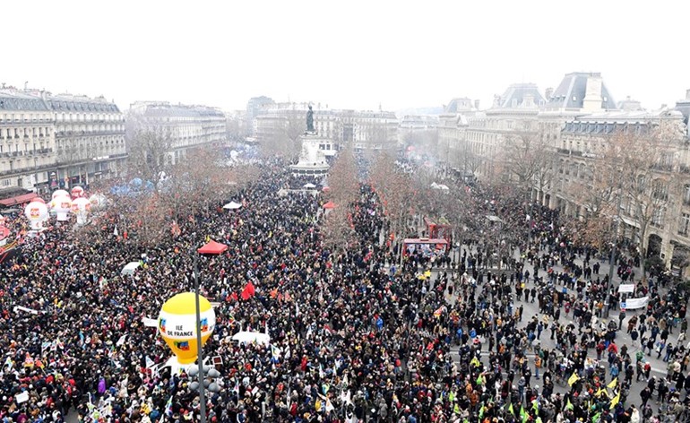 محتجون يتظاهرون في باريس خلال إضراب احتجاجا على غلاء المعيشة والنظام التقاعدي 	(أ.ف.پ)