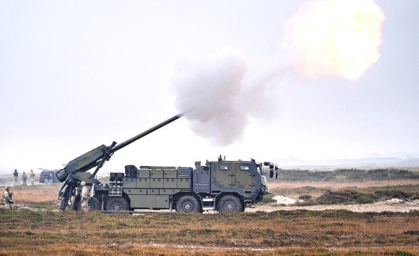 الجيش الدنماركي يستعرض نظام سلاحه الجديد قيصر هاوتزر في أوكسبويل الذي ينوي ارساله لأوكرانيا (رويترز)