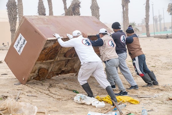 فريق الغوص الكويتي يرفع طنين من المخلفات من ساحل أبراج الكويت