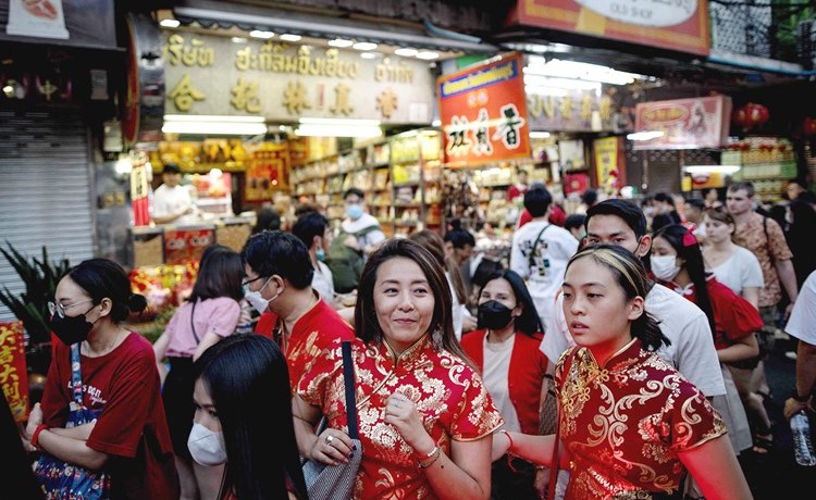 صينيون يتجولون خلال الاحتفالات بالسنة القمرية الجديدة (أ.ف.پ)