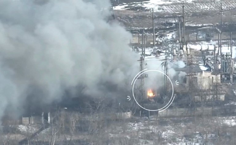 تصاعد الدخان من منشأة في كورديوميفكا بسبب القصف الروسي (رويترز)