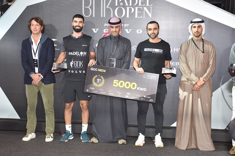 بدر ناصر الخرافي يسلم جائزة المركز الأول في المنافسات الخليجية لعبدالعزيز معيوف وأحمد ربيع