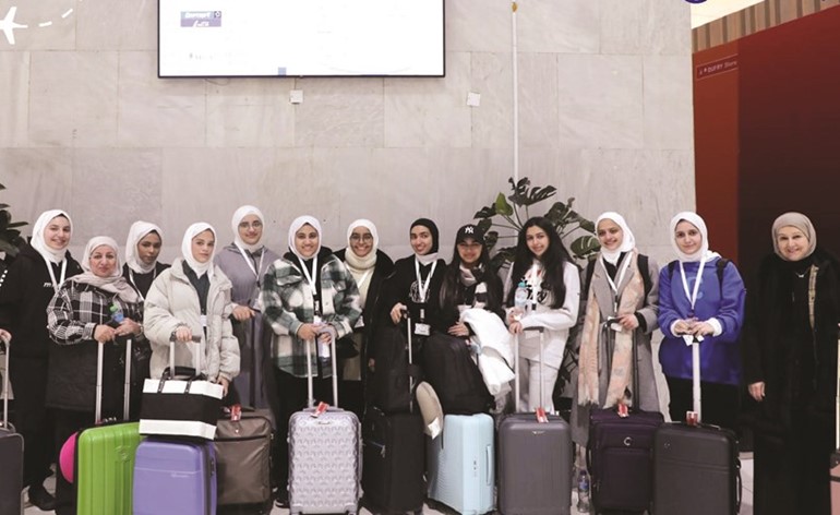وفد رحلة الطالبات في مطار الكويت الدولي قبل السفر إلى طاجيكستان