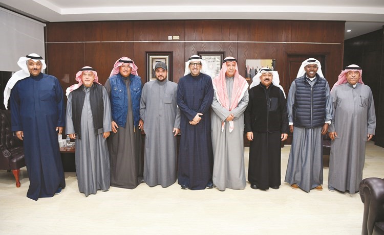 الشيخ ضاري الفهد يتوسط أعضاء مجلس الإدارة