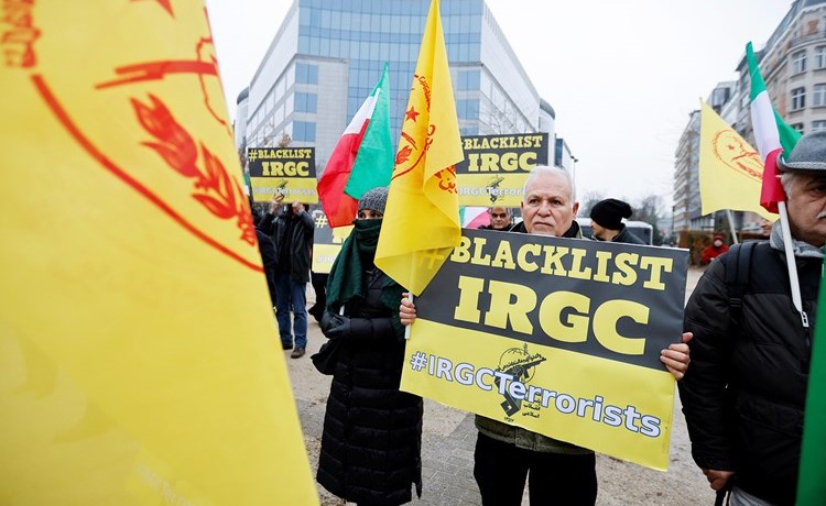 محتجون في بروكسل أمس يرفعون لافتات تطالب بإدراج الحرس الثوري في قائمة المنظمات الإرهابية (رويترز)