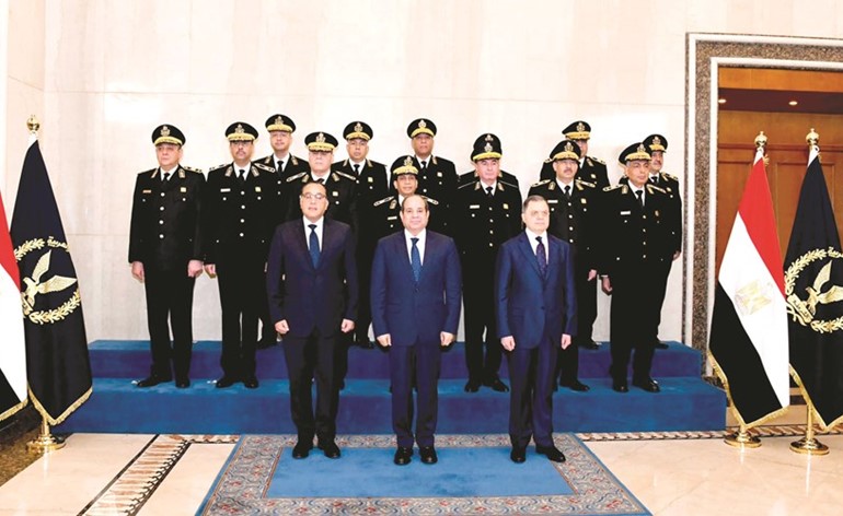 الرئيس عبدالفتاح السيسي في صورة جماعية مع قيادات وزارة الداخلية خلال الاحتفال بعيد الشرطة