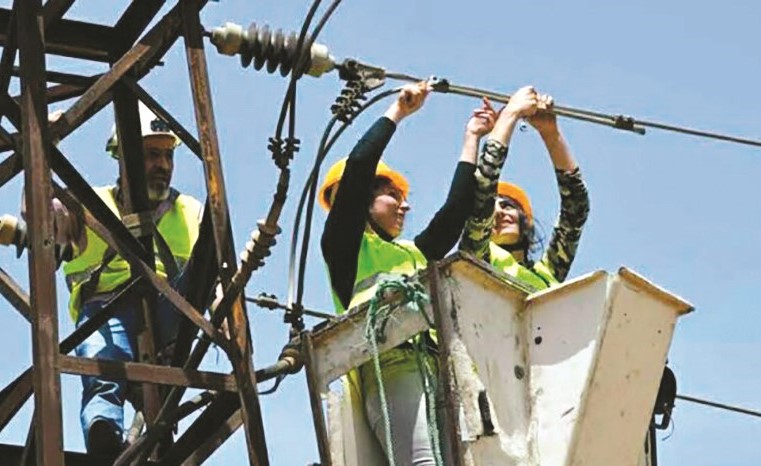 فتاتان سوريتان تقومان بأعمال تصليح الكهرباء	 (إنترنت)