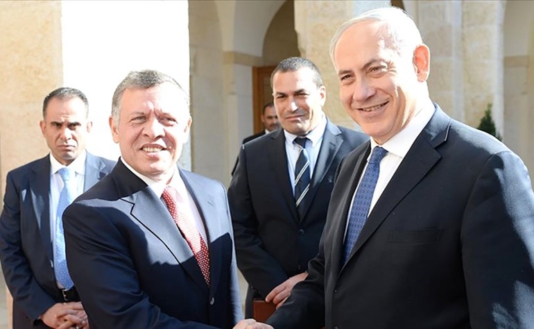 العاهل الأردني الملك عبدالله الثاني بن الحسين مستقبلا رئيس الوزراء الإسرائيلي بنيامين نتنياهو	(الأناضول)