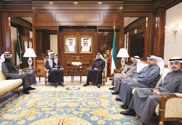 الشيخ سالم العبدالله خلال اللقاء مع مجموعة من موظفي الوزارة