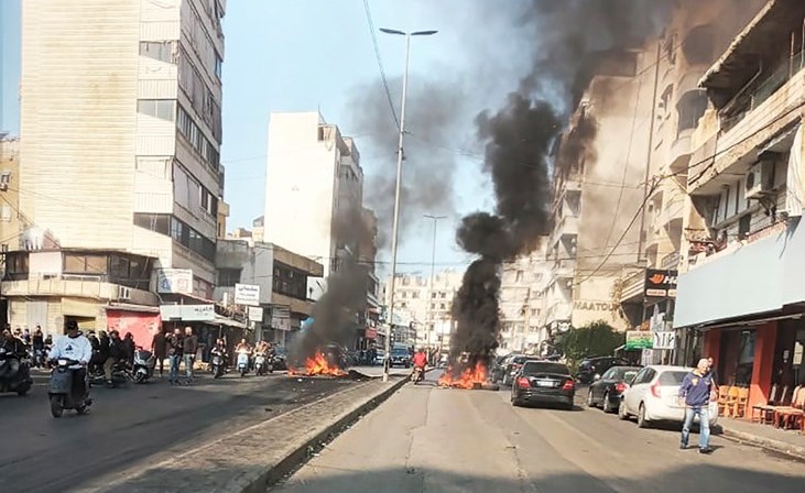 لبنانيون يقطعون الطرقات بالإطارات المشتعلة في الشياح احتجاجا على ارتفاع سعر صرف الدولار (محمود الطويل)