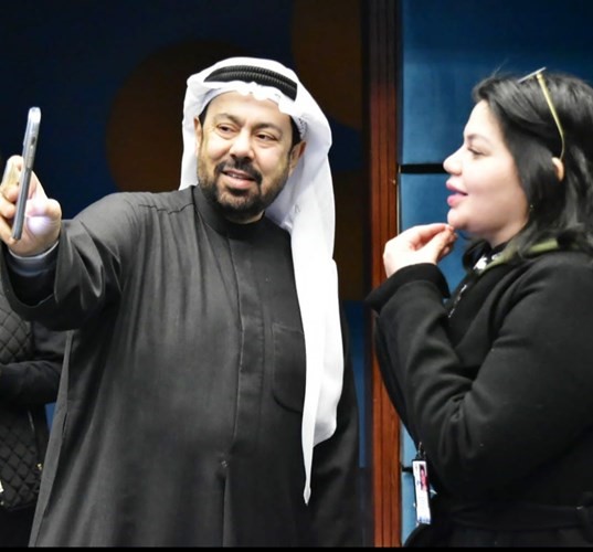 الفنان عبدالعزيز المسلم وسيلفي مع المخرجة أبرار المفيدي