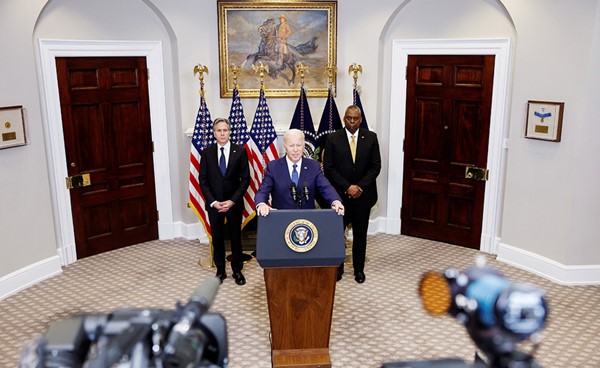 الرئيس الأميركي جو بايدن متحدثا من البيت الأبيض ويبدو خلفه وزيرا الدفاع لويد أوستن والخارجية أنتوني بلينكن (رويترز)