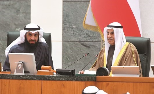 رئيس مجلس الأمة أحمد السعدون ود. مبارك الطشة على المنصة	(محمد هاشم)