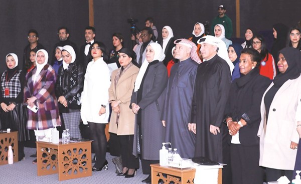 الشيخة نعيمة الأحمد وحامد الهزيم يتقدمان الحضور في افتتاح البرنامج