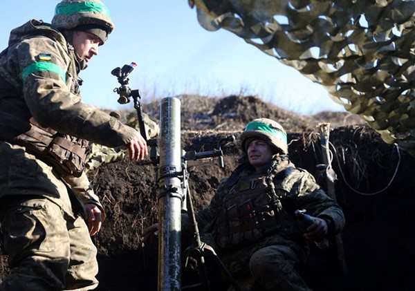 جنود أوكرانيون قرب جبهة القتال في «باخموت» بإقليم دونيتسك (أ.ف.پ)