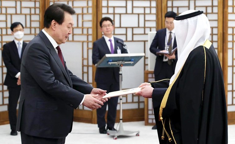 السفير ذياب الرشيدي يقدم أوراق اعتماده إلى رئيس كوريا يون سوك يول