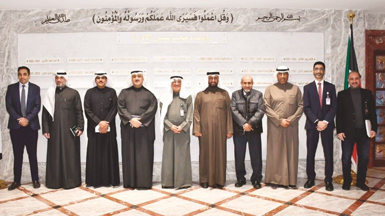 د.أحمد العوضي وعمار العجمي وعلي الدخان و معن رزوقي وم.صالح الفداغي ومنصور الهاشمي يتوسطون عددا من الحضور