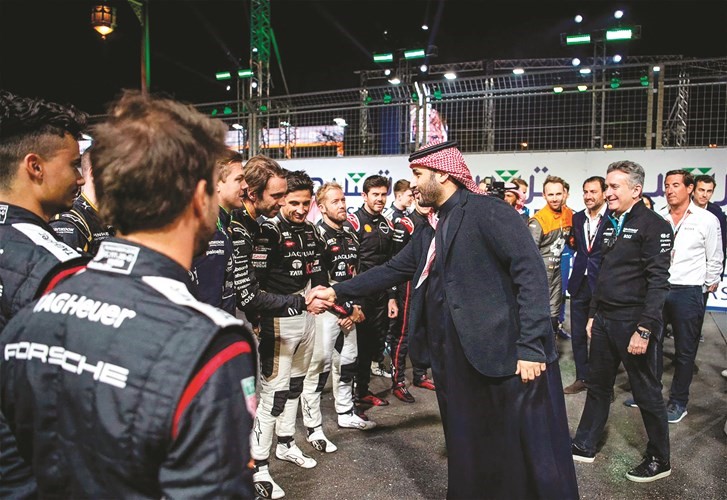 صاحب السمو الملكي الأمير محمد بن سلمان مصافحا المشاركين في سباق فورمولا إي الدرعية