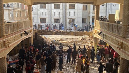 ارتفاع عدد قتلى انفجار مسجد في بيشاور الباكستانية إلى 32 قتيلاً على الأقل