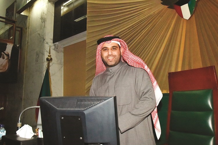 رئيس المجلس البلدي عبدالله المحري مترئسا الجلسة