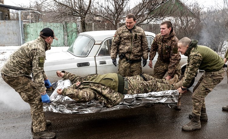 إجلاء جندي أوكراني مصاب بالقرب من خط المواجهة في منطقة دونيتسك	 (رويترز)
